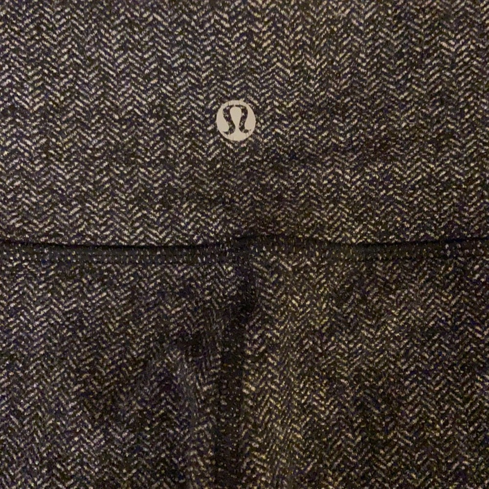 Lululemon crops, size 4 - Picture 2 of 4